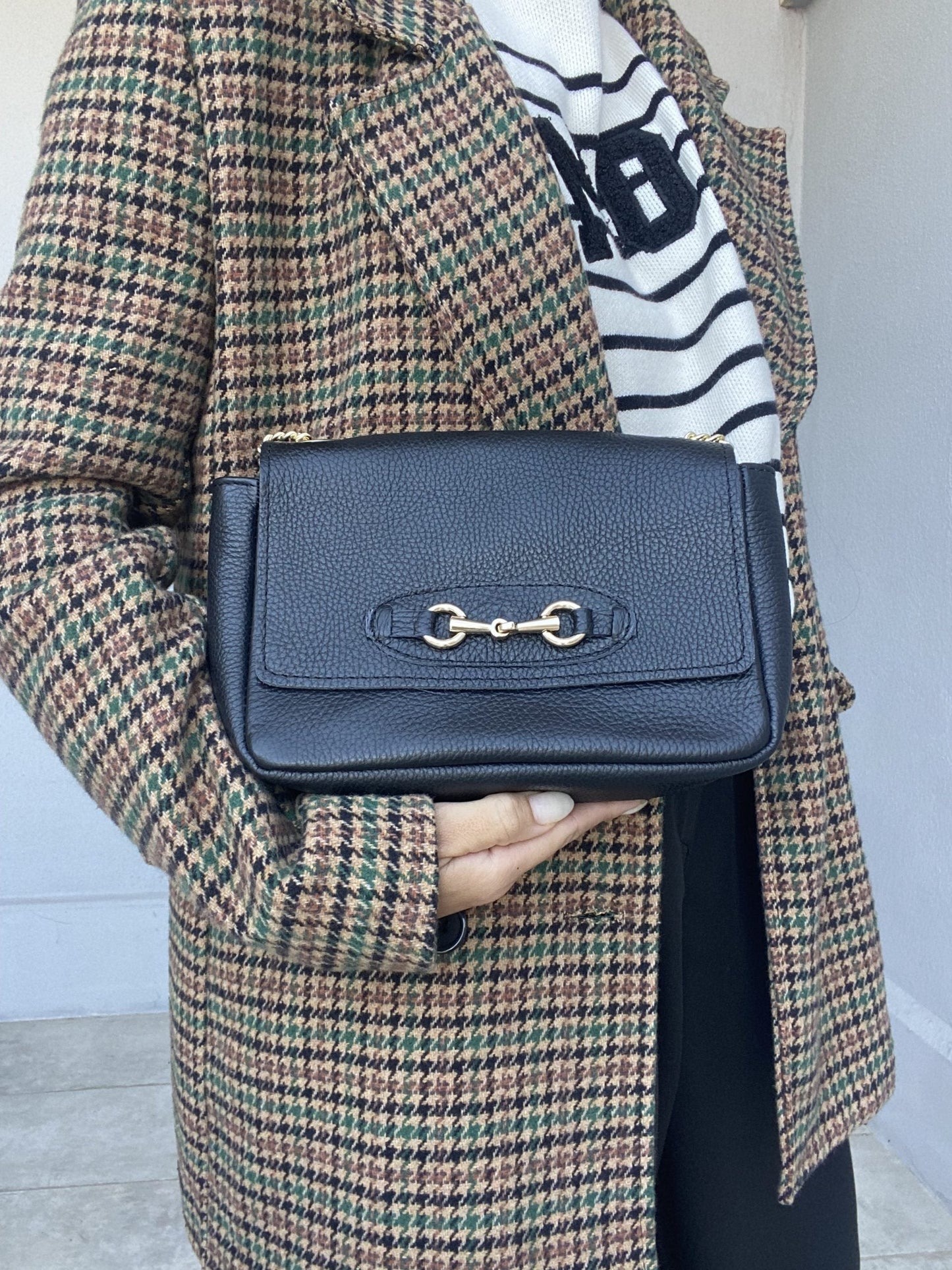 Bolso de piel auténtica con cierre dorado