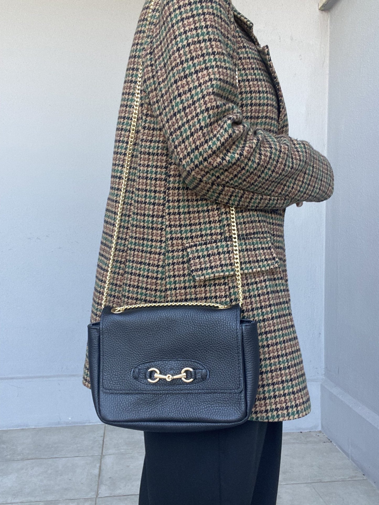 Bolso de piel auténtica con cierre dorado