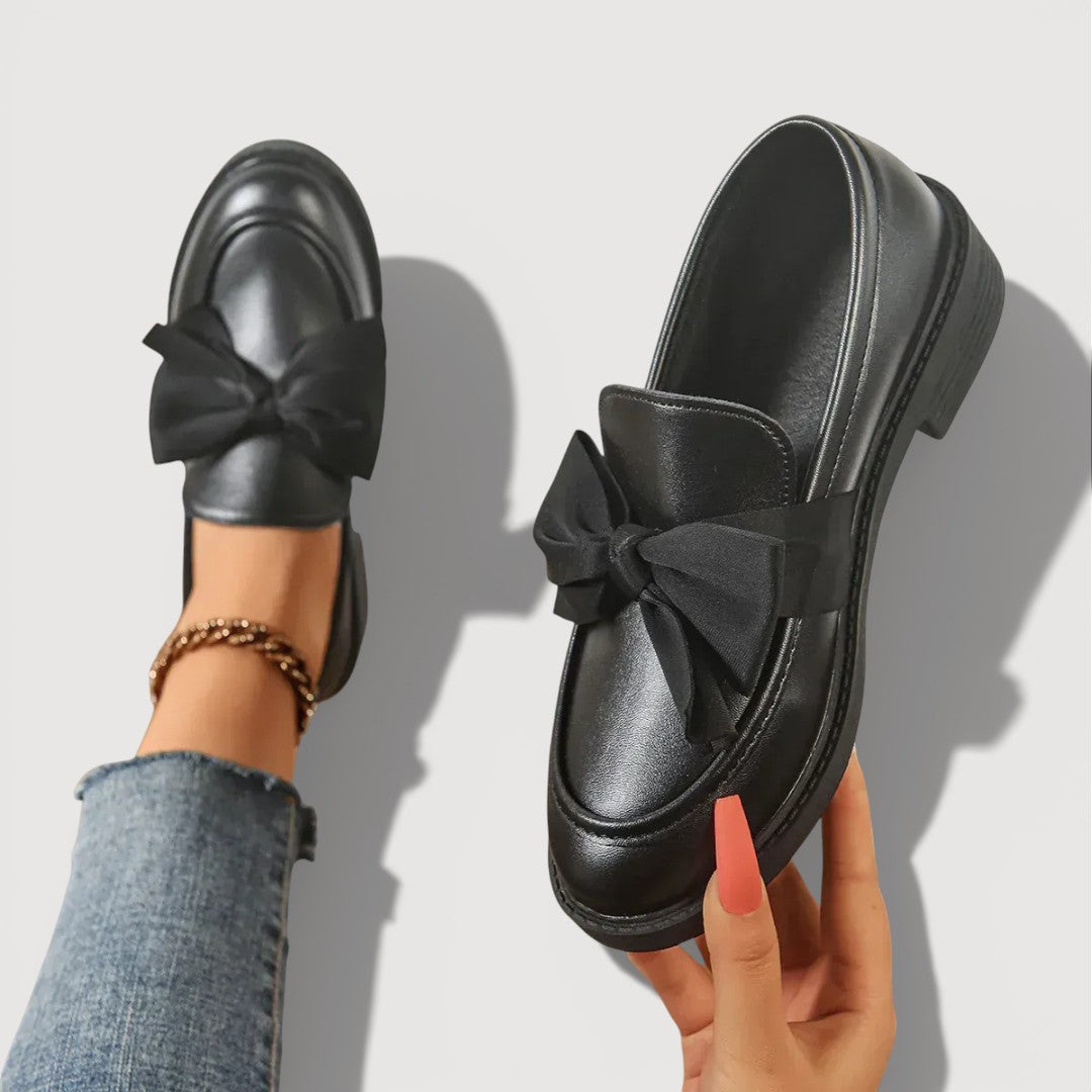 Valentinaᵛᶜ / Mocasines Lazo Charol