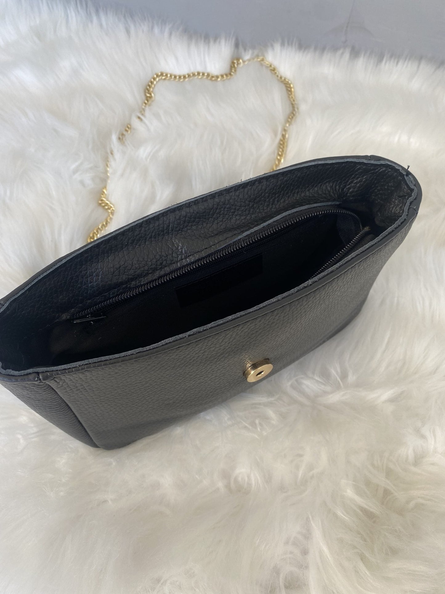 Bolso de piel auténtica con cierre dorado