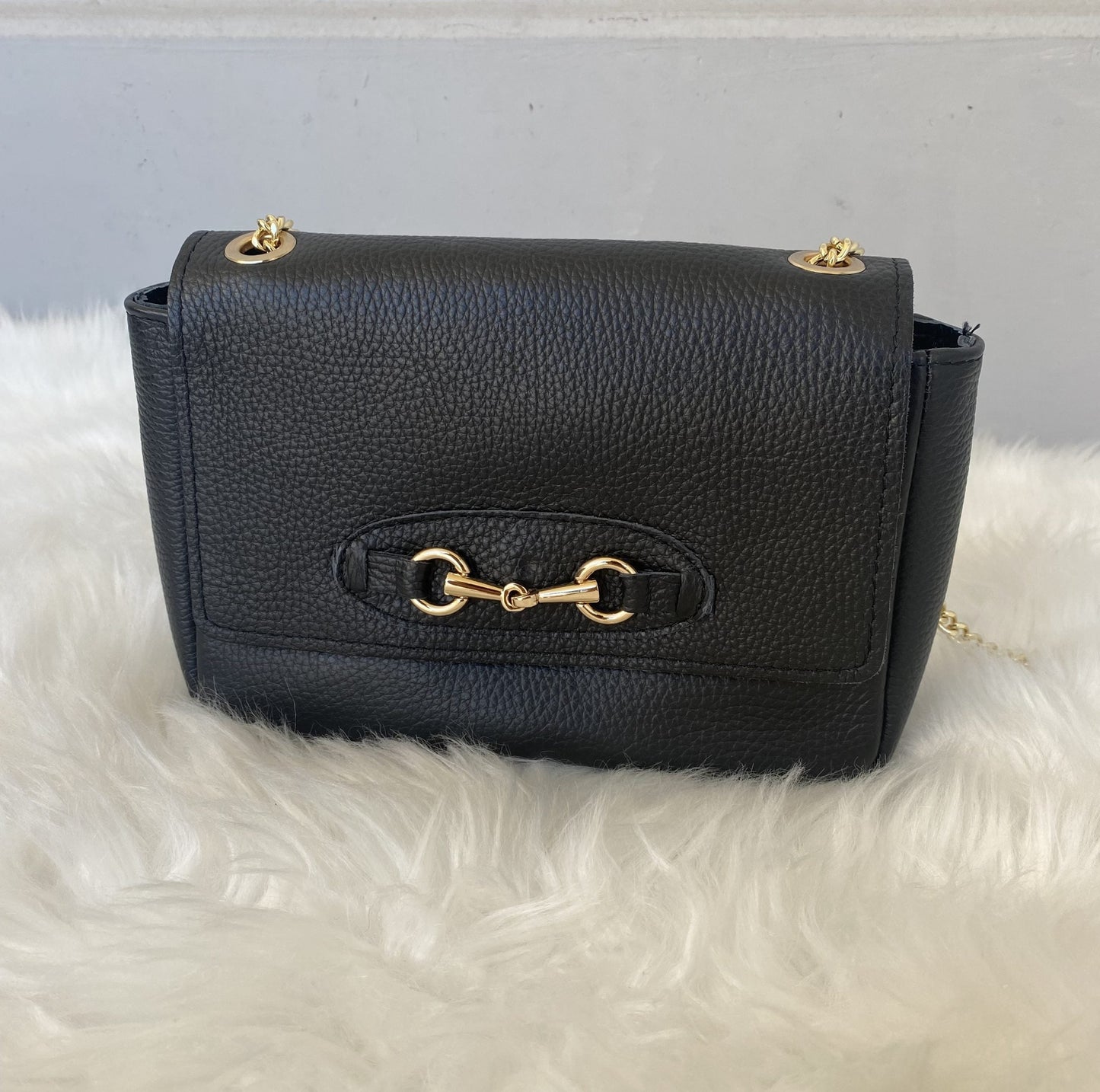 Bolso de piel auténtica con cierre dorado