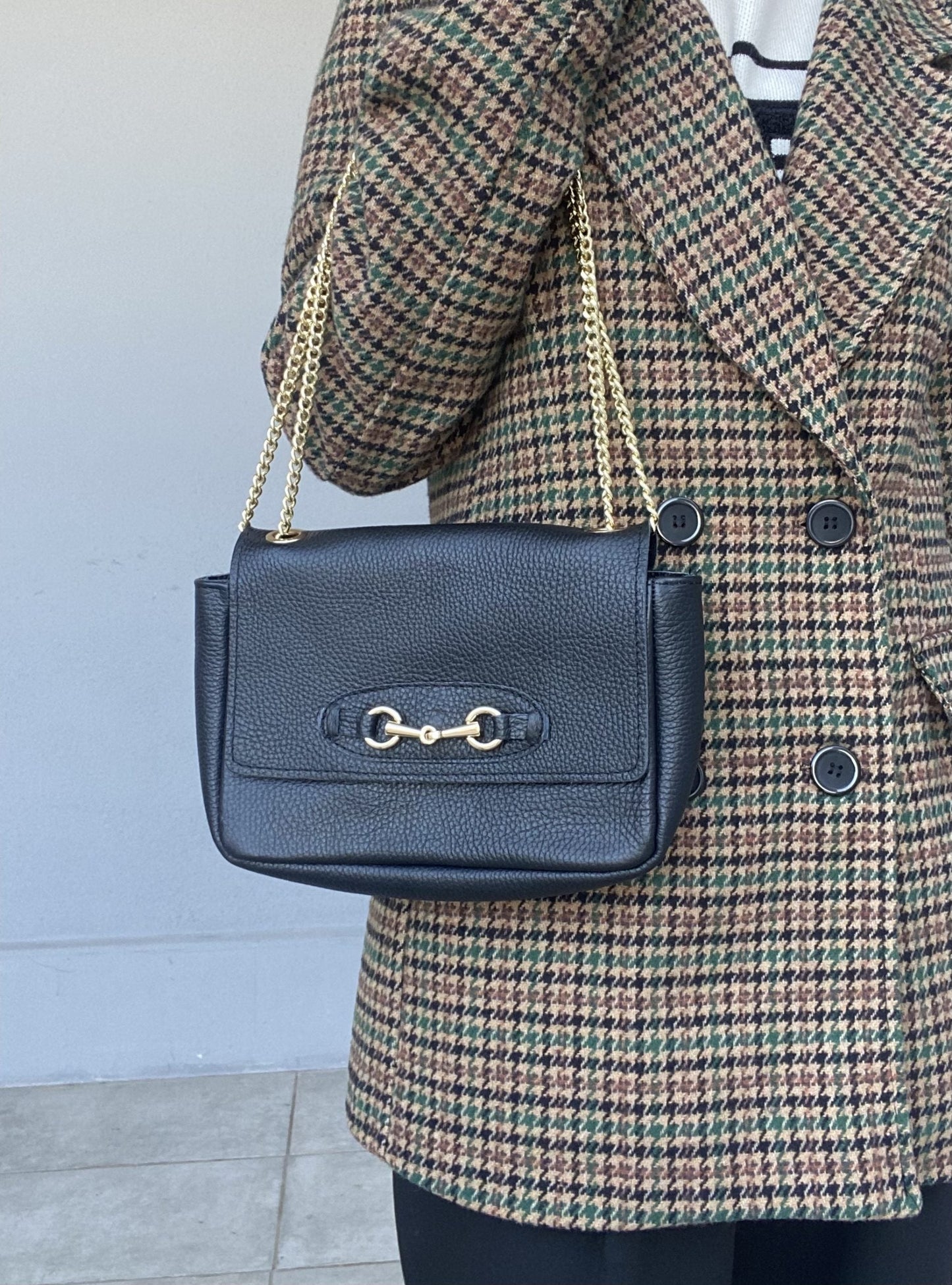 Bolso de piel auténtica con cierre dorado